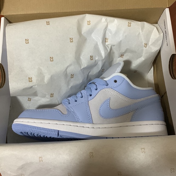 Women’s Air Jordan 1 Low - Picture 4 of 7